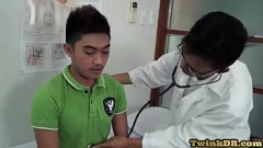 Abspielen Naughty Asian Patient des schwulen Arztes: Anal Fetischspiel im medizinischen Raum