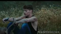 تشغيل مسمار العضلات جيك Jaxx جنيه Hitchhiker ضيق الحمار في لقاء مثلي الجنس الخام