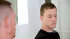 Riproduci L'incontro proibito tra il patrigno e il figlio Twink