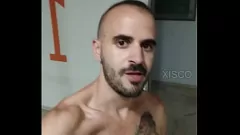 Putar Eksibisionis Publik Tersentak di Gedung: Amatir Gay Tertangkap Kamera