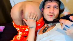 Odtwórz CHACAL COLOMBIANO se le viene varias veces a su novio dentro del culo en un video casero de anal gay