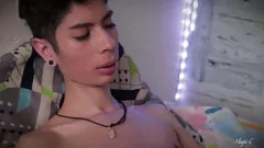 Riproduci Il bel ragazzo latino Magic C masturba il suo enorme cazzo con la saliva, viene dentro una tazza e ingoia la sua stessa sborrata
