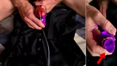 تشغيل يستخدم أعلى المهيمنة هزاز لشاعر مثلي الجنس ضخمة مع الحديث القذر والإذلال اللفظي