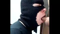 Riproduci Ragazzo gay brasiliano di Porto Alegre fa un pompino incredibile a un visitatore ben dotato