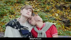 播放 饥渴的拉丁裔小伙子男友用舔肛和射精进行激烈的无鞍性交