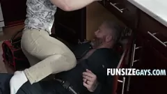 تشغيل سباك مريض يحصل على أسفل وقذرة مع أنابيب طرفة عين في مشهد إباحي مثلي الجنس مشبع بالبخار