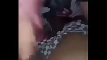 Reproducir Chico hetero deja que un amigo gay le mame la polla